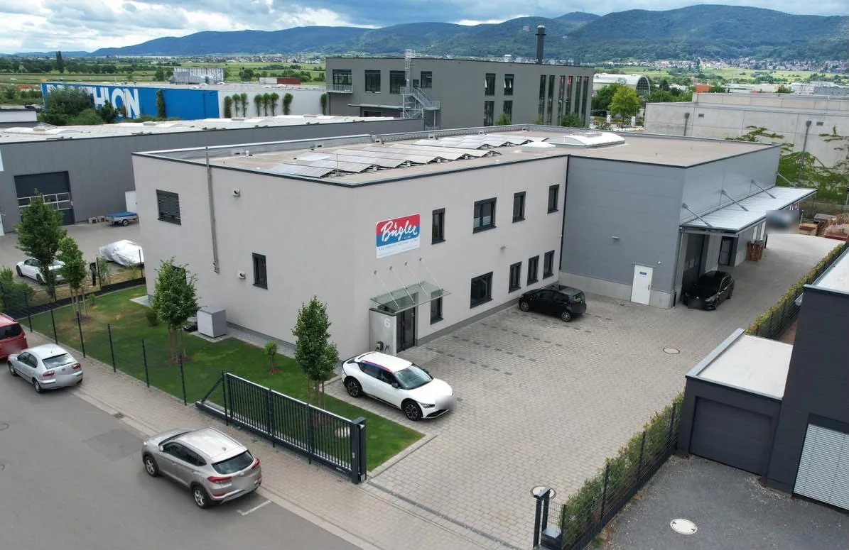 Luftaufnahme des Betriebsgebäudes von Bügler Haustechnik in der Joseph-Monier-Straße, Neustadt an der Weinstraße, im Hintergrund der Pfälzerwald