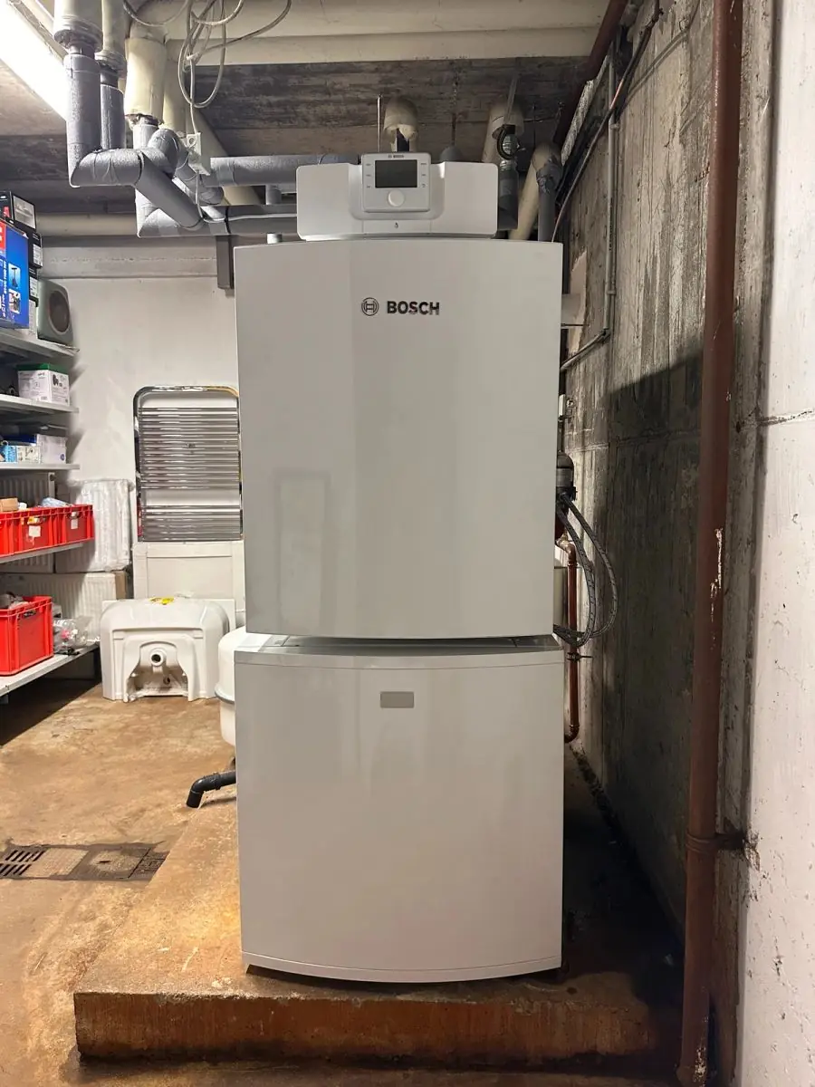 Bosch-Öl-Brennwertkessel in einem Kellerraum; Öl-Brennwertkessel in Flemlingen